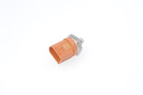Датчик тиску палива ((EN) high-pressure side) BENTLEY CONTINENTAL, FLYING SPUR VW AMAROK, BEETLE, CADDY III, CADDY III/MINIVAN, CALIFORNIA T5 CAMPER, CALIFORNIA T6 CAMPER, CC B7 AXX-DCCA 10.04- BOSCH 0261545050