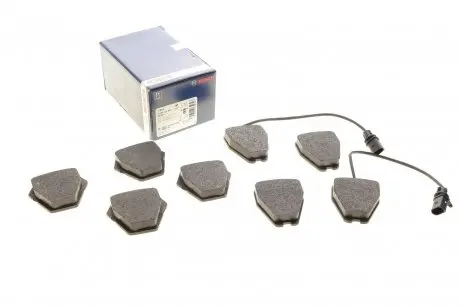 Колодки гальмівні (передні) Audi A4 97-01/A6 97-05/VW Passat B5 00-05/Phaeton 02-08 (+датчики) BOSCH 0 986 424 690