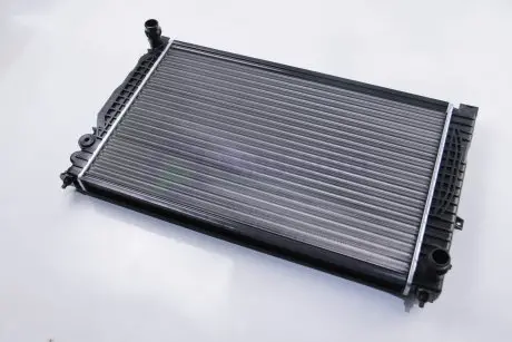 Радиатор охлаждения A4/A6/Passat 97-05 2.4i/2.8i/2.5TDI (632x398x32) JP GROUP 1114204300