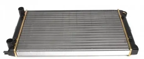 Радиатор охлаждения VW Caddy/Passat 80- (317x525x20) NRF 509501